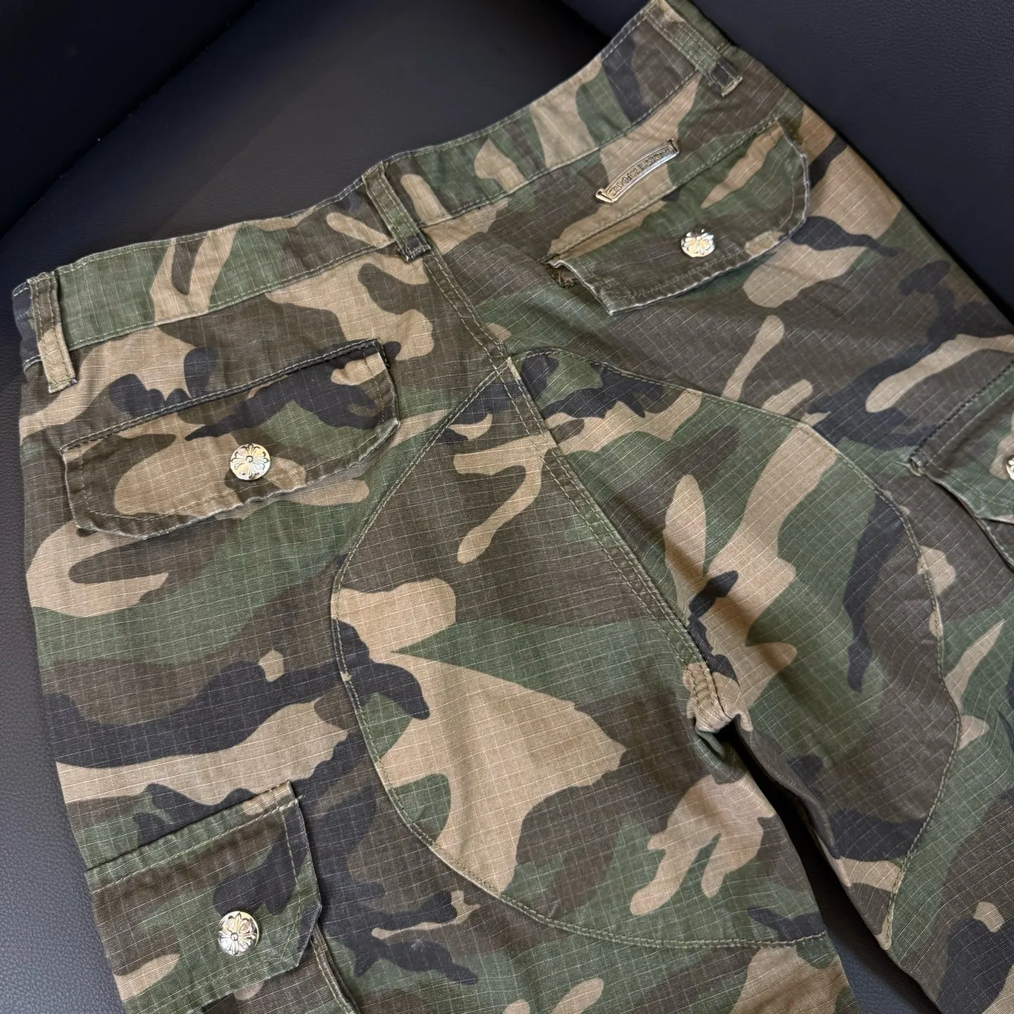 P280 Style number: D312 Chrome Hearts Chrome Hearts camouflage work jeans Color #Camouflage Size #S-Xxl (28 30 32 34 36) 28 Waist 74 Hip 102 Length 101 30 Waist 78 Hip 106 Length 102 32 Waist 82 Hip 110 Length 103 34 Waist 86 Hips 114 Pants length 104 36 Waist 90 Hips 118 Pants length 106 SIZE#28 30 32 34 36 (s m l xl xxl)
